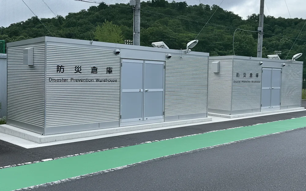 設置が完了した防災倉庫。金属製の倉庫が並んでいる